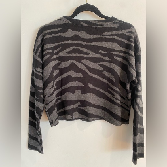 John+Jenn Animal Print Cropped Sweater.  Size S/P. - Picture 4 of 4